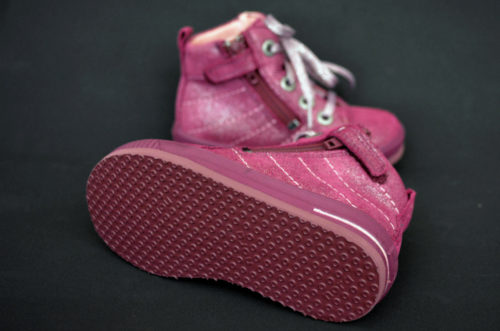 Kinderschuhe besohlt mit nora Lunasoft Noppe in Farbe weinrot