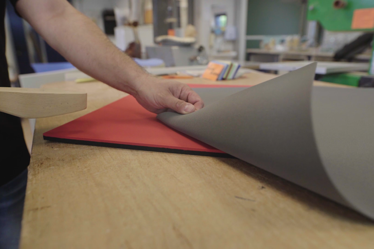 Das nora® Sortiment | OSM zeigt eine Platte Lunatec motion in grau, die als Deckschicht für eine Breitensport-Einlage verwendet wird