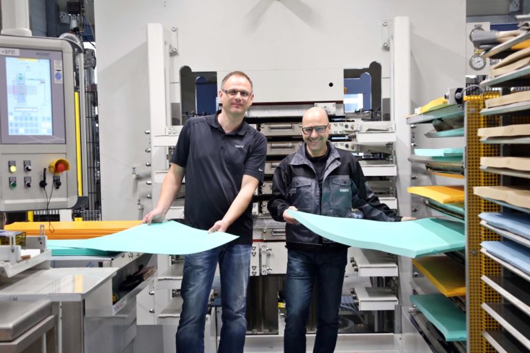 nora Mitarbeiter zeigen die neuen großen EVA Platten aus der neuen Leichtzellpresse