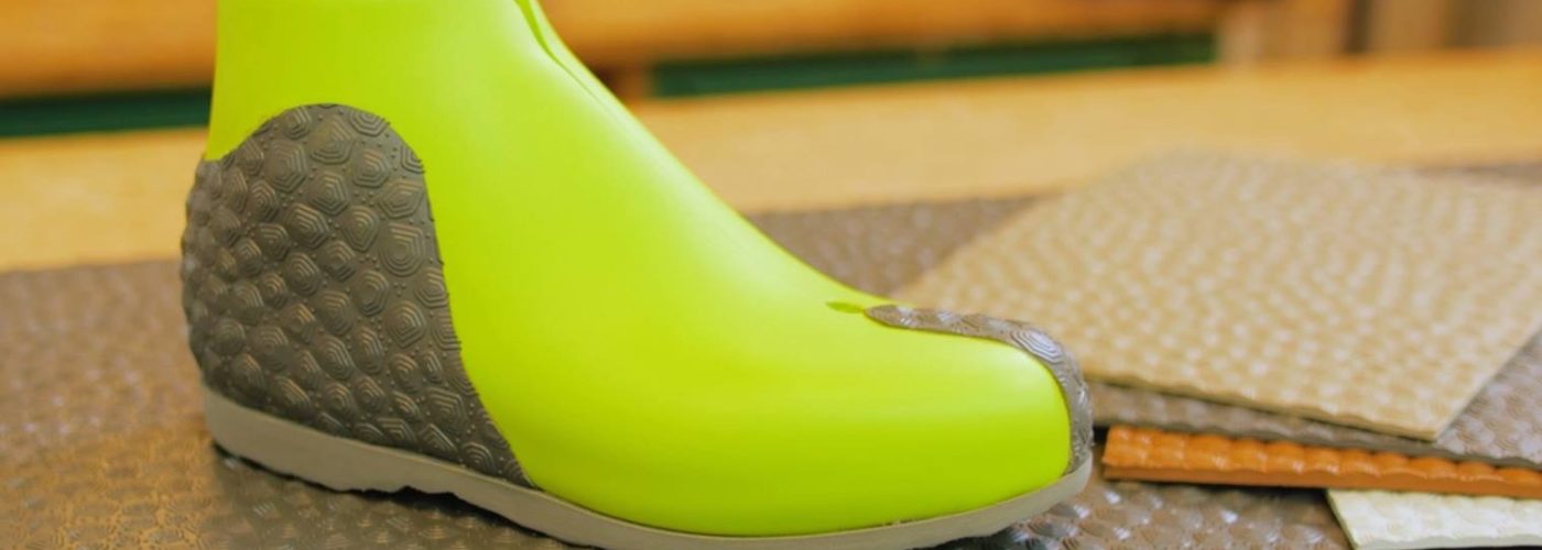 Ein orthopädischer Badeschuh aus Lunasoft SL und der Sohlenplatte Astro Geo auch als Vorder- und Hinterkappe