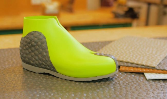 Ein orthopädischer Badeschuh aus Lunasoft SL und der Sohlenplatte Astro Geo auch als Vorder- und Hinterkappe