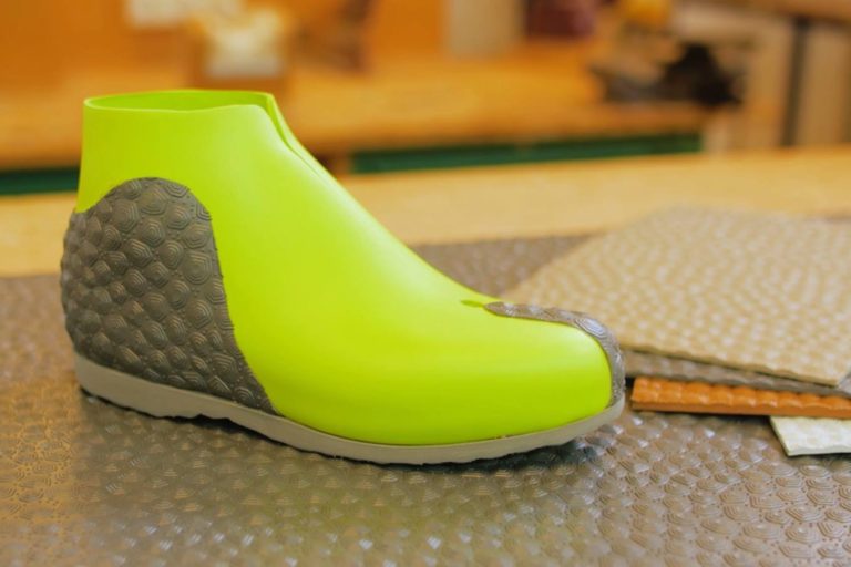 Ein orthopädischer Badeschuh aus Lunasoft SL und der Sohlenplatte Astro Geo auch als Vorder- und Hinterkappe