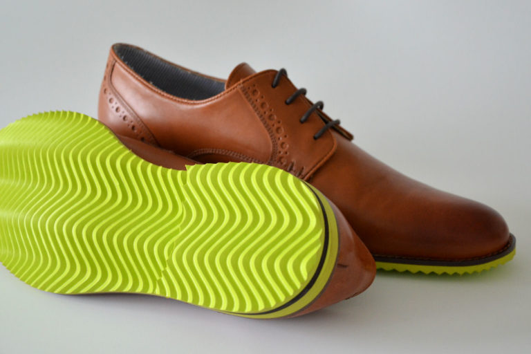 Braune Herrenschuhe mit Astro Sohlenplatte Profil Welle in der Farbe limette