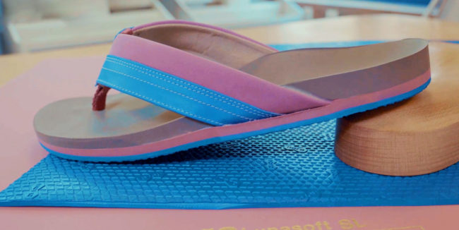 Handwerklich gefertige Fußbettsandale mit Zehensteg aus nora Materialien