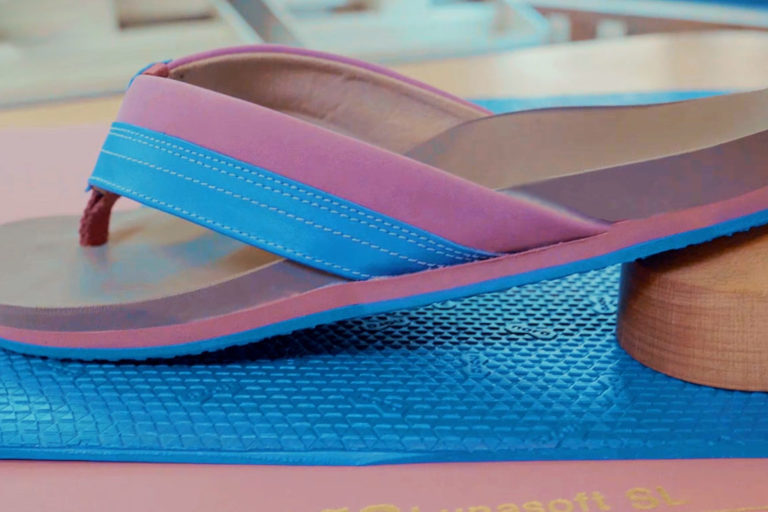 Handwerklich gefertige Fußbettsandale mit Zehensteg aus nora Materialien