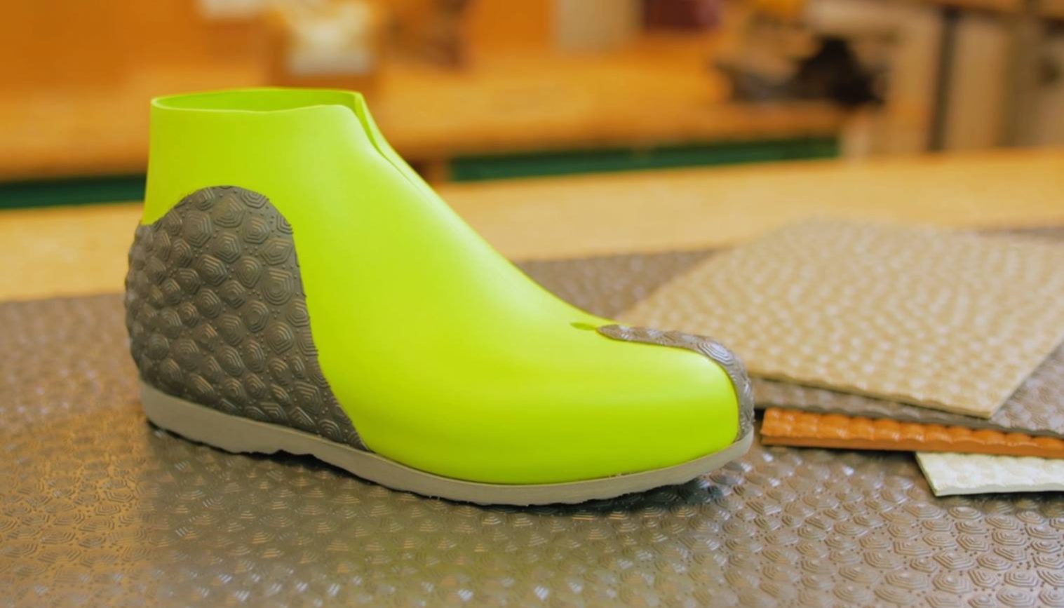 Ein orthopädischer Badeschuh aus Lunasoft SL und der Sohlenplatte Astro Geo auch als Vorder- und Hinterkappe