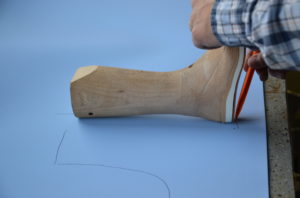 Anzeichnen und Zuschneiden von Lunairmed für einen Interimsschuh