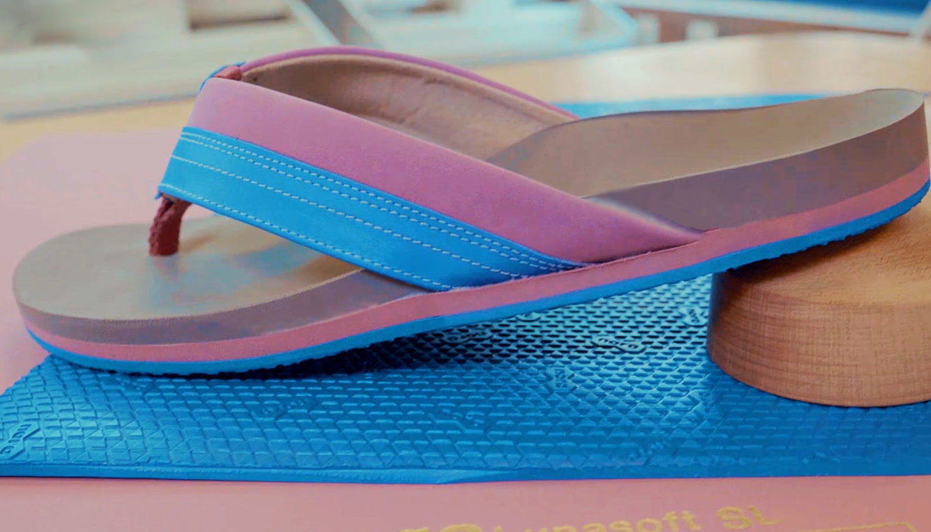 Handwerklich gefertige Fußbettsandale mit Zehensteg aus nora Materialien