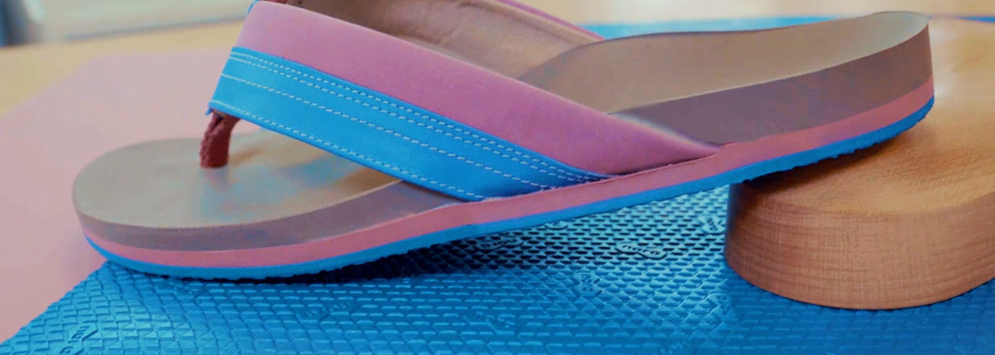 Handwerklich gefertige Fußbettsandale mit Zehensteg aus nora Materialien